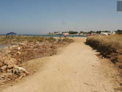 Da l� costeggiamo il muro posteriore del villaggio e continuiamo sulla costa rocciosa per altri 600 metri fino ad arrivare su un altro breve percorso dissestato ricoperto da terra e grosse pietre che ci porta finalmente sulla spiaggia